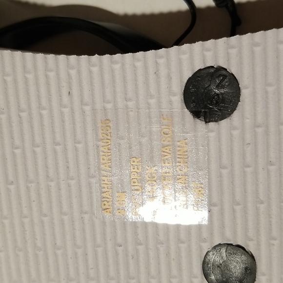 Betsey Johnson Black Floral Design Flip Flops Sandals Slip On - Picture 5 of 7